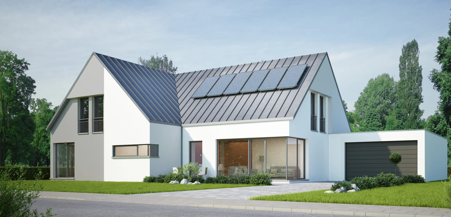 Modernes Einfamilienhaus mit heller Fassade, Satteldach mit Solarpaneelen, großen Fensterflächen und gepflegtem Garten in ruhiger Umgebung.