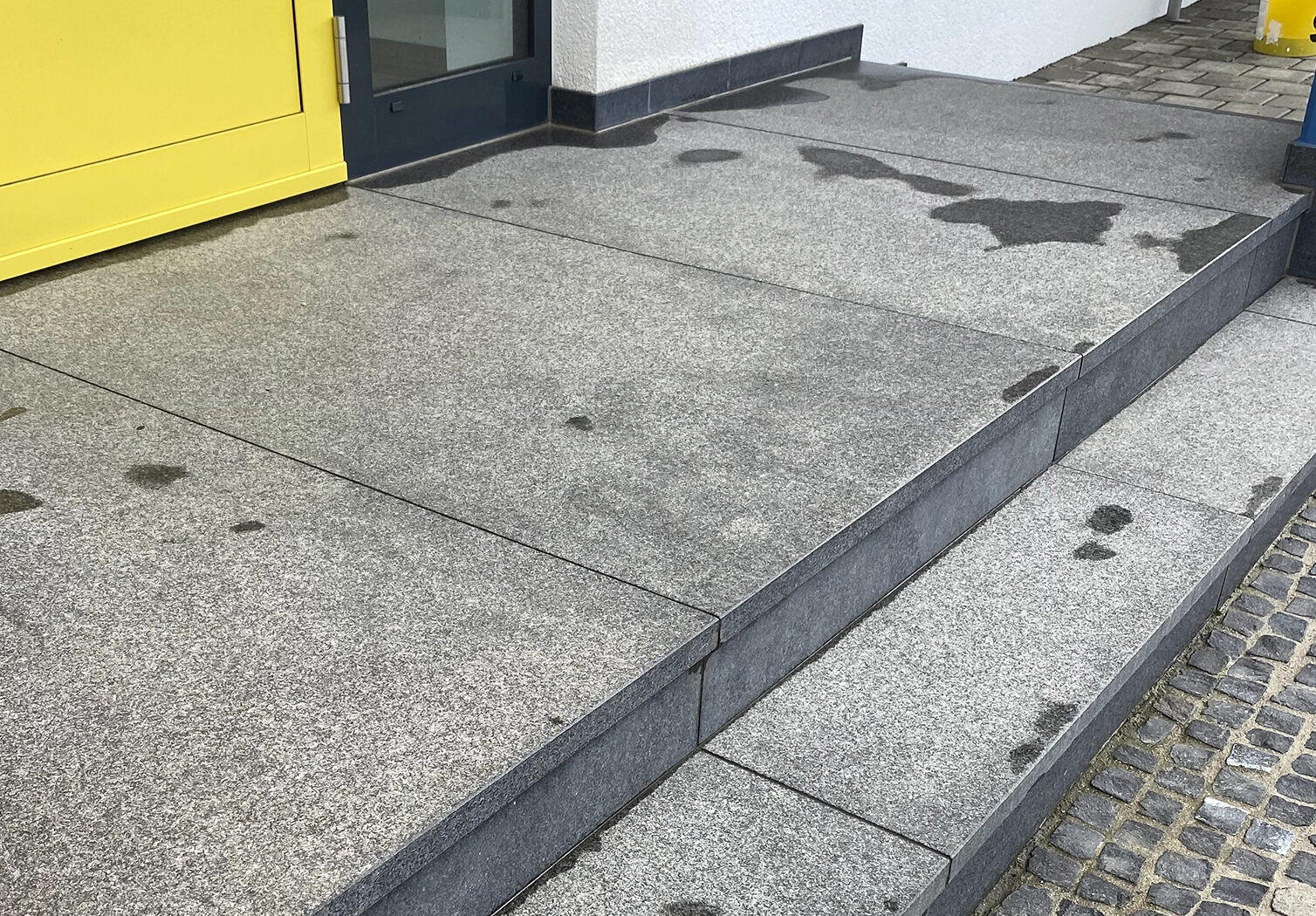 Außentreppe aus Naturstein nach der Reinigung, mit gleichmäßiger Oberfläche und deutlich reduzierten Verschmutzungen.